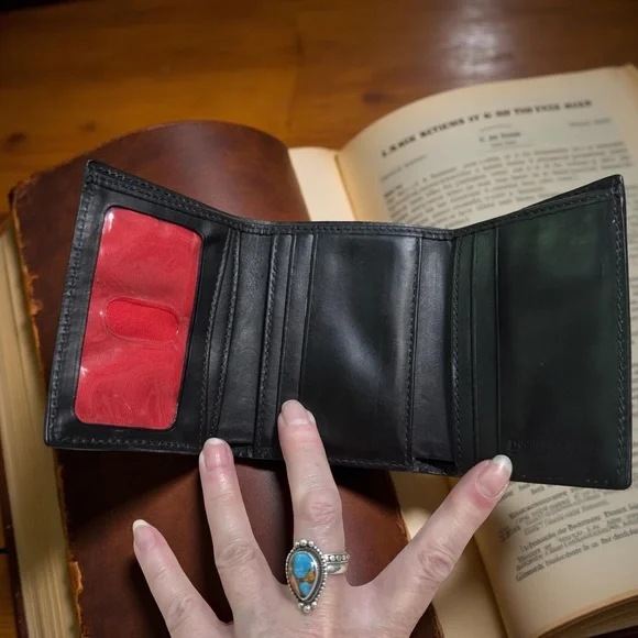 Dooney & Bourke vintage,genuine Leather quality,stylish,classic,elegant,wallet - Picture 5 of 5
